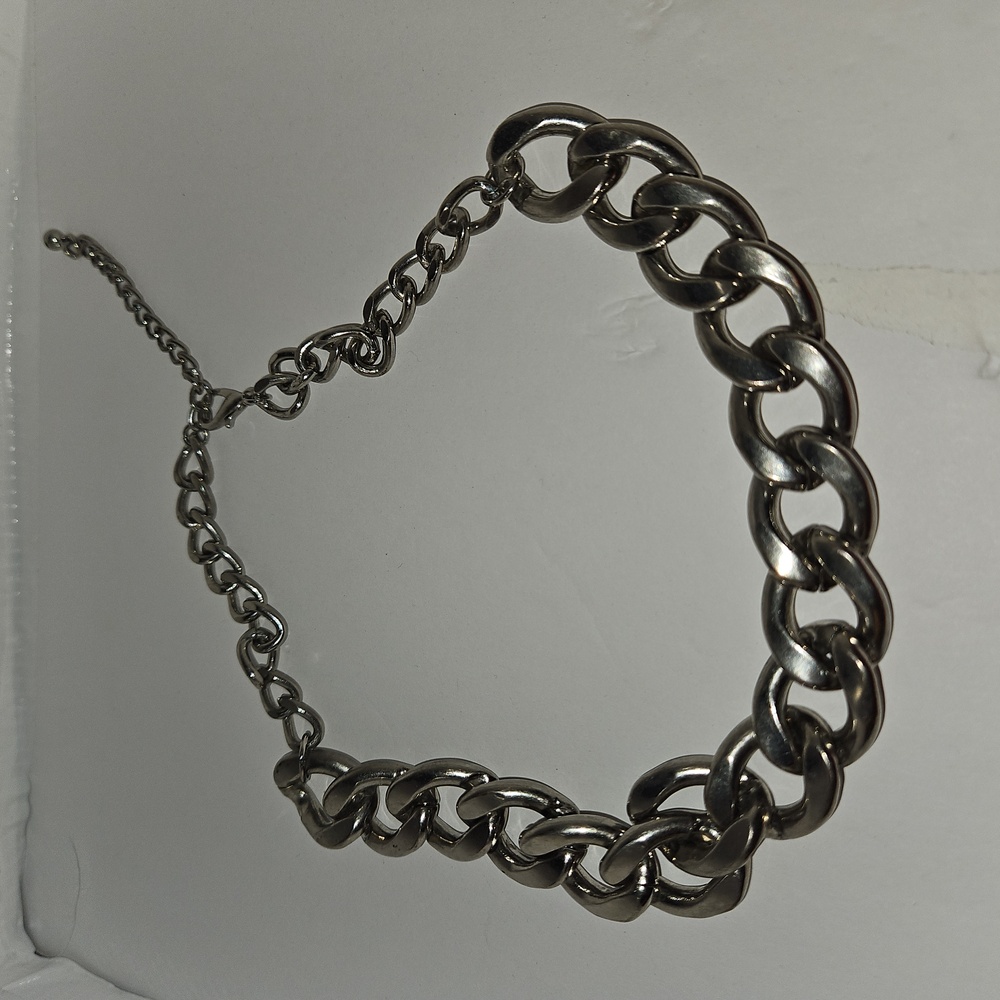 Solid heavy chain link 20" silvertone necklace-lays flat